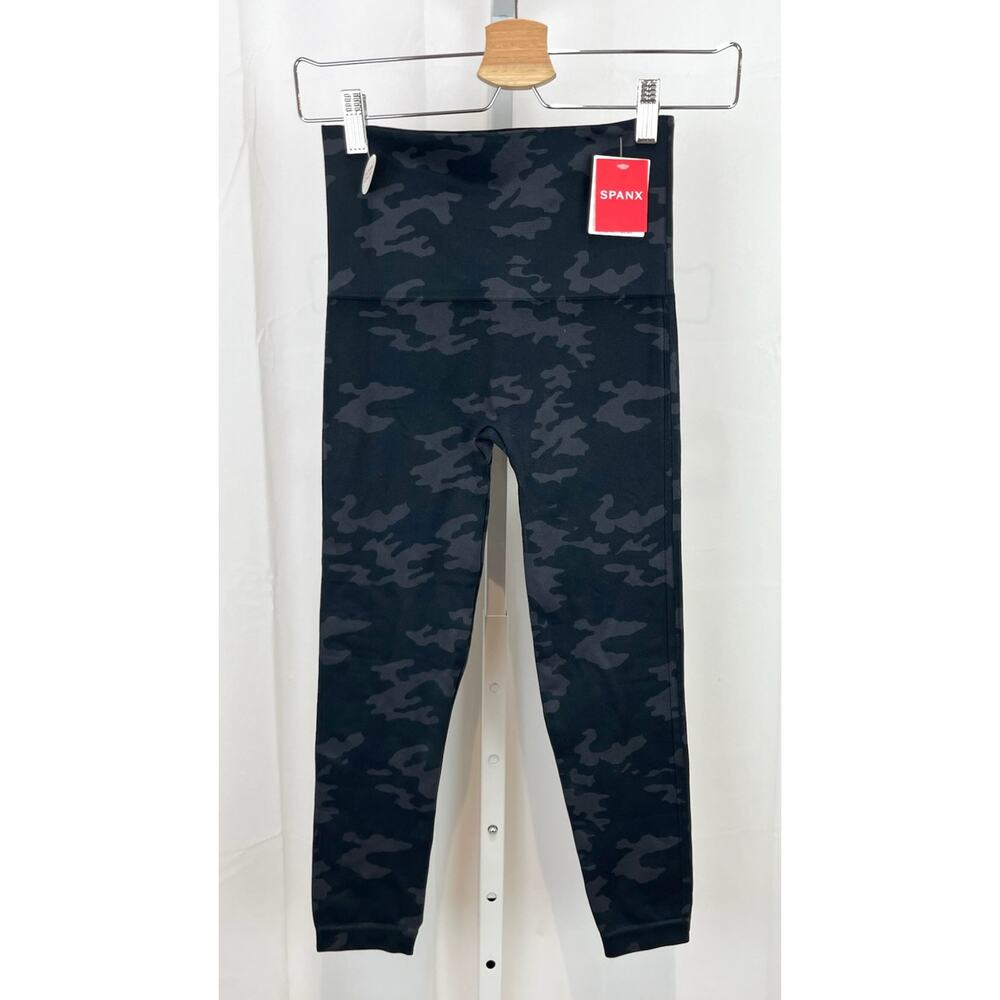 NWT SPANX Size M Cropped Lamn Leggings 20099R Stretch Camouflage Black Camo